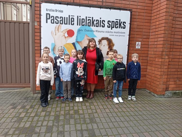 2. klases ekskursija uz teātra izrādi “Pasaulē lielākais spēks”